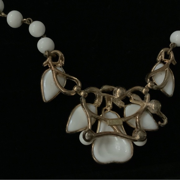 Vintage Trifari White Milk Glass Necklace & Earring Set - Picture 4 of 5